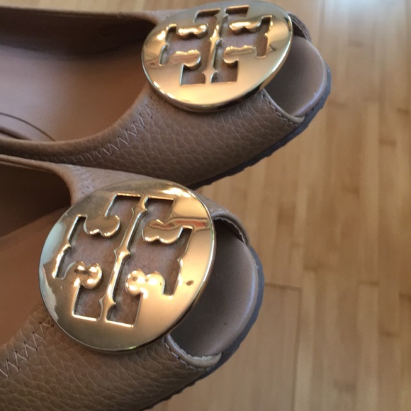 Tory Burch Logo Leather Peep Toe Wedges - Picture 6 of 9